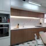 iluminação em cima da pia da cozinhas Sacomã
